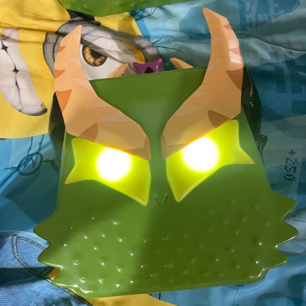 Blox Fruits Dragon Collector. Featuring light-up eyes storage container